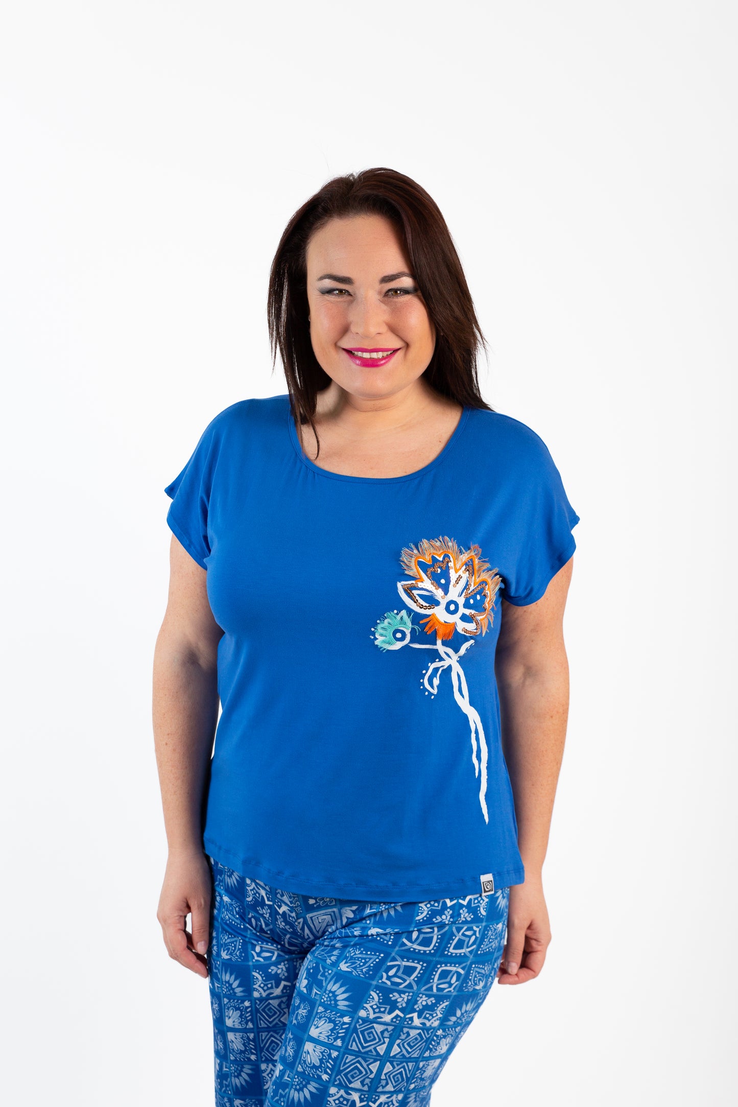 Camiseta escote barca flor flecos