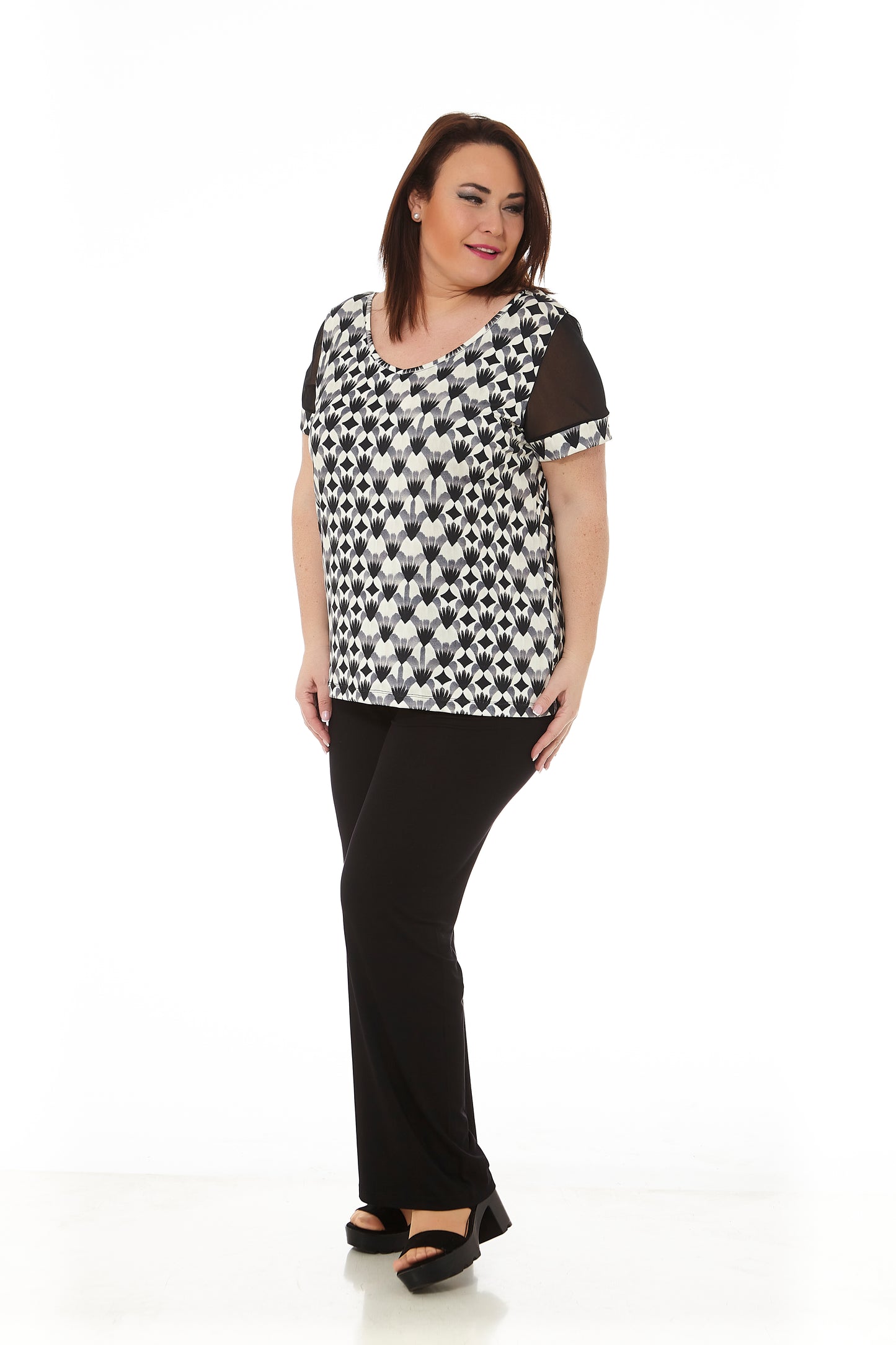 CAMISETA ESCOTE GEOMETRICO