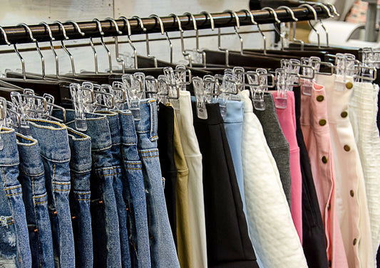 Potencia tu estilo en la oficina con los mejores pantalones talla grande